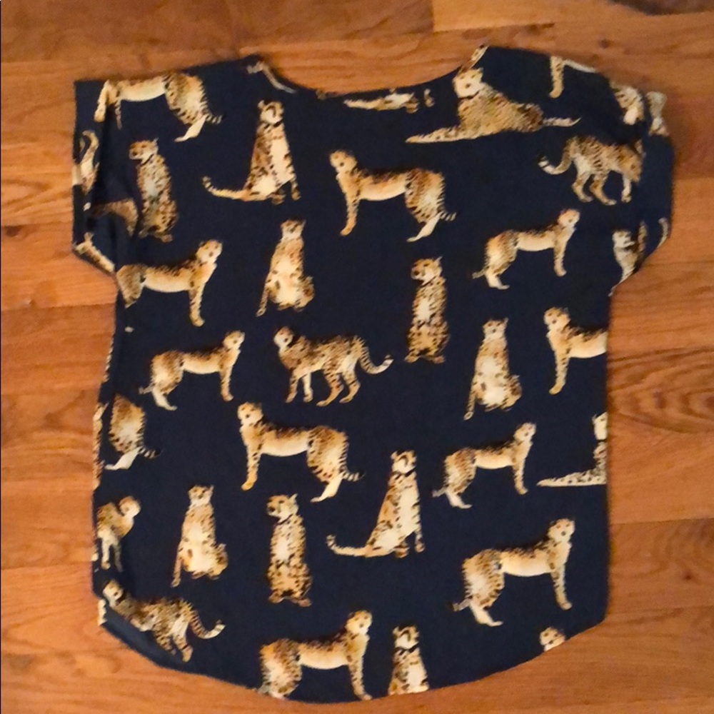 Top with Leopard Pattern - Picture 2 of 3